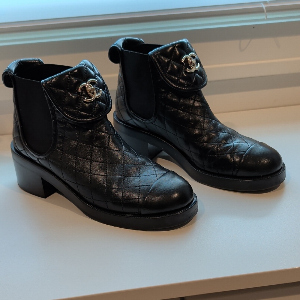 Chic Black Quilted Ankle Boots